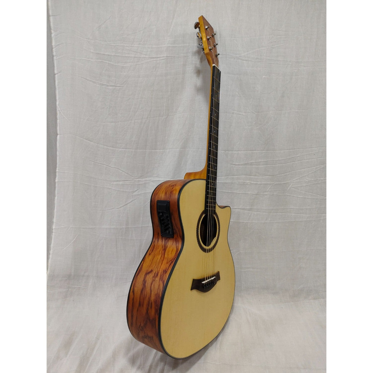 Vault EA25CE Grand Auditorium Shape Electro Acoustic Guitar with Bubinga Back and Sides - Open Box