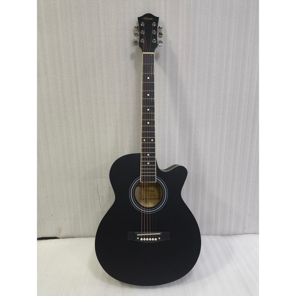 Henrix PRO 40C 40-Inch Cutaway Acoustic Guitar with Dual Action Truss Rod, Gigbag, Picks, String Set, Strap, Cloth & Ebook - Open Box
