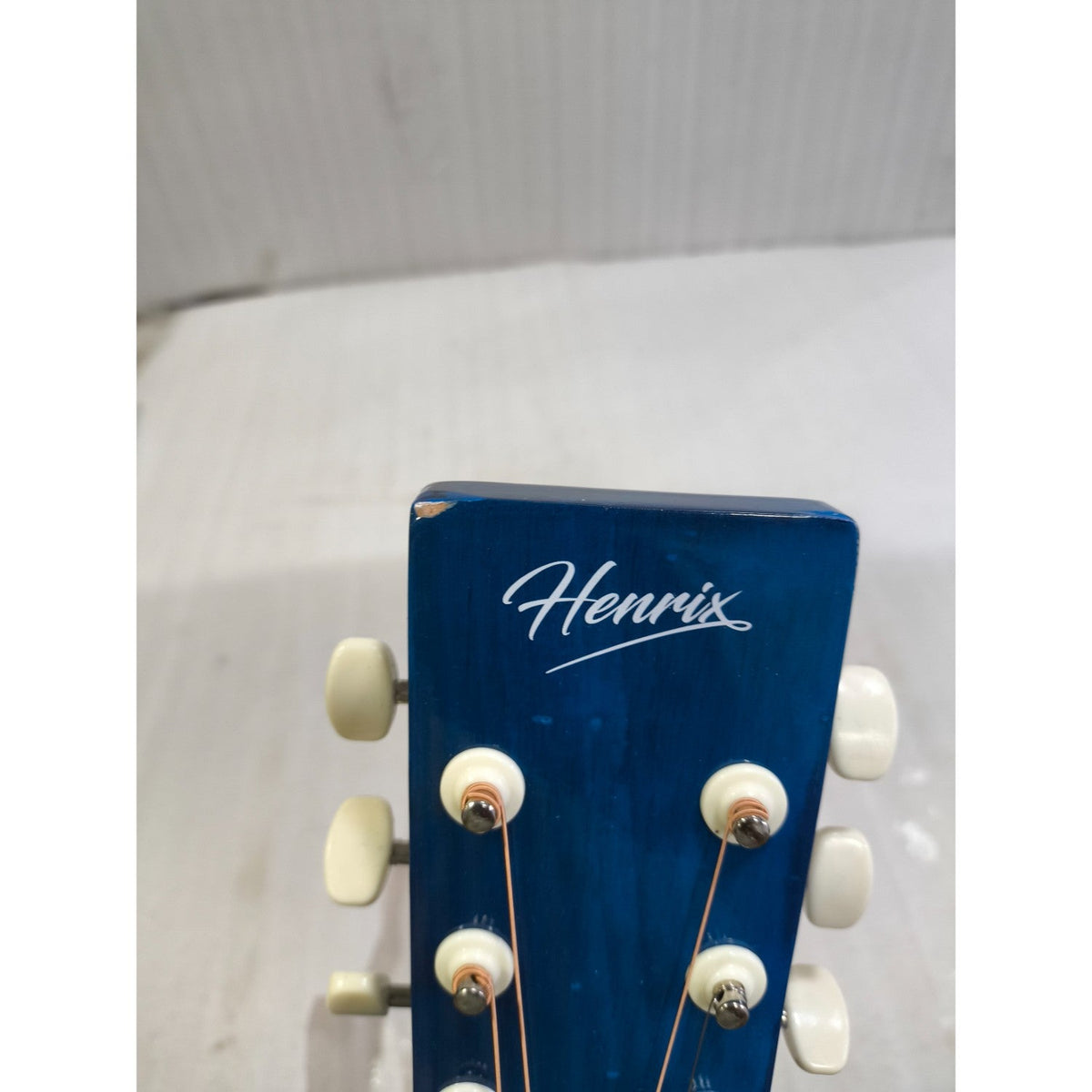 Henrix 38C 38 Inch Cutaway Acoustic Guitar with Dual Action Truss Rod, Gigbag, Picks, String Set, Strap, Cloth & Ebook - Open Box