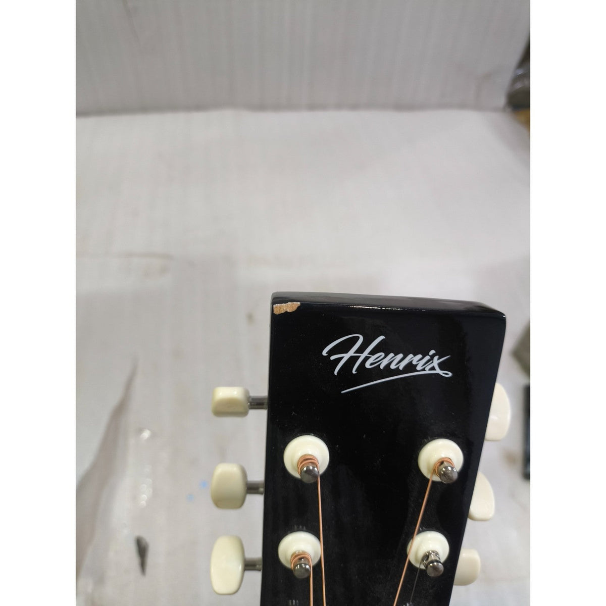 Henrix 38C 38 Inch Cutaway Acoustic Guitar with Dual Action Truss Rod, Gigbag, Picks, String Set, Strap, Cloth & Ebook - Open Box