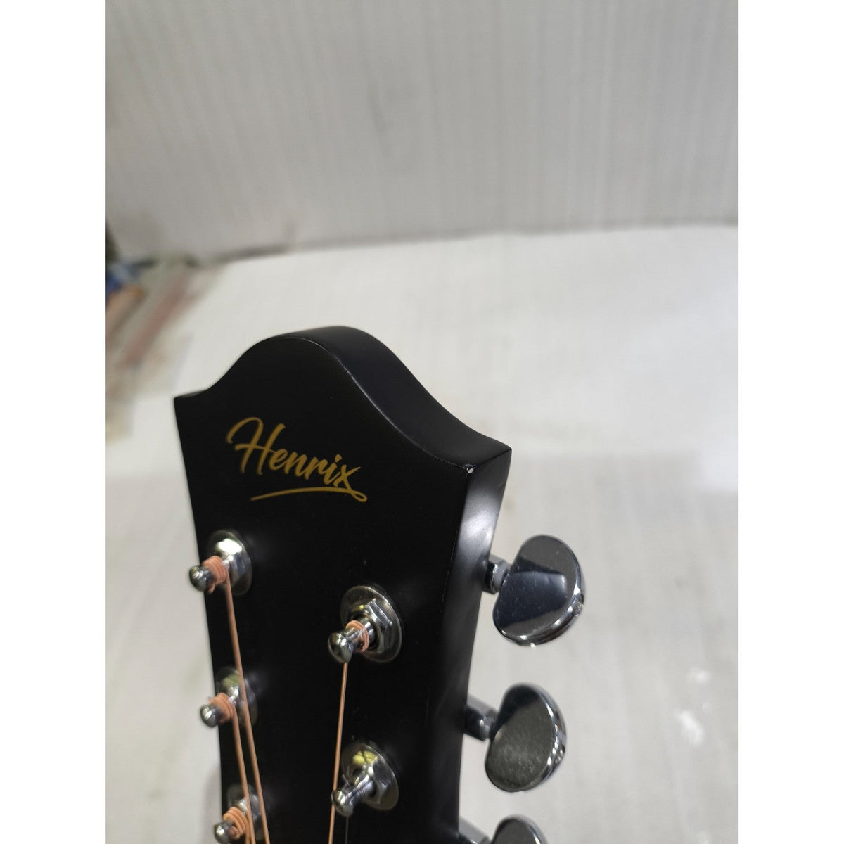 Henrix PRO 40C 40-Inch Cutaway Acoustic Guitar with Dual Action Truss Rod, Gigbag, Picks, String Set, Strap, Cloth & Ebook - Open Box
