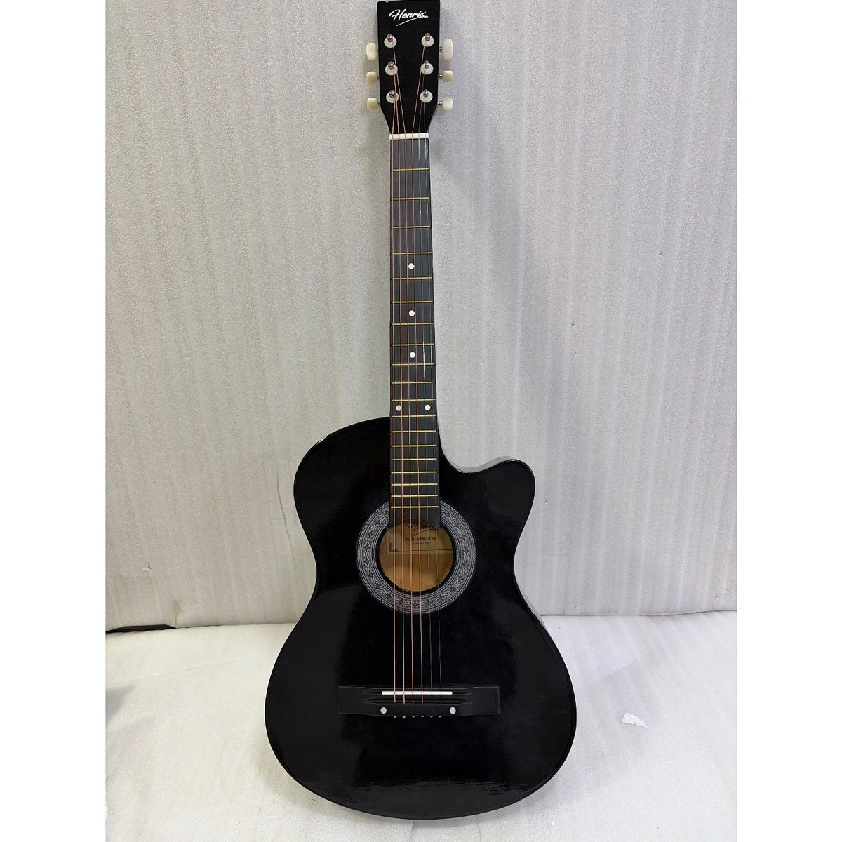 Henrix 38C 38 Inch Cutaway Acoustic Guitar with Dual Action Truss Rod, Gigbag, Picks, String Set, Strap, Cloth & Ebook - Open Box