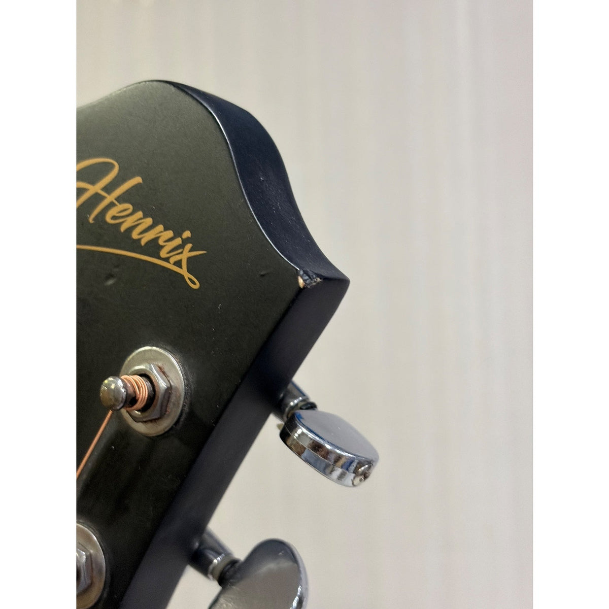 Henrix PRO 40C 40-Inch Cutaway Acoustic Guitar with Dual Action Truss Rod, Gigbag, Picks, String Set, Strap, Cloth & Ebook - Open Box