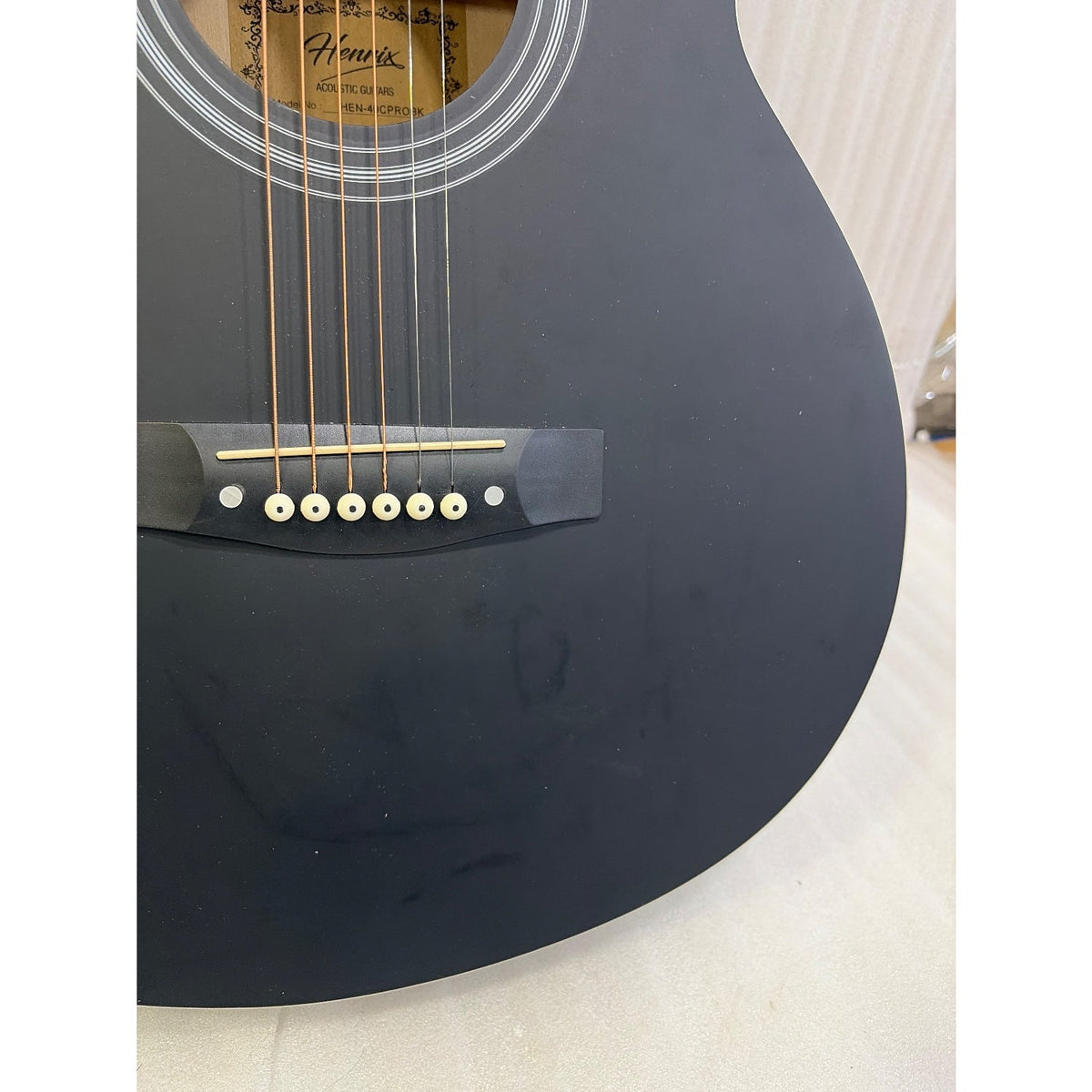 Henrix PRO 40C 40-Inch Cutaway Acoustic Guitar with Dual Action Truss Rod, Gigbag, Picks, String Set, Strap, Cloth & Ebook - Open Box