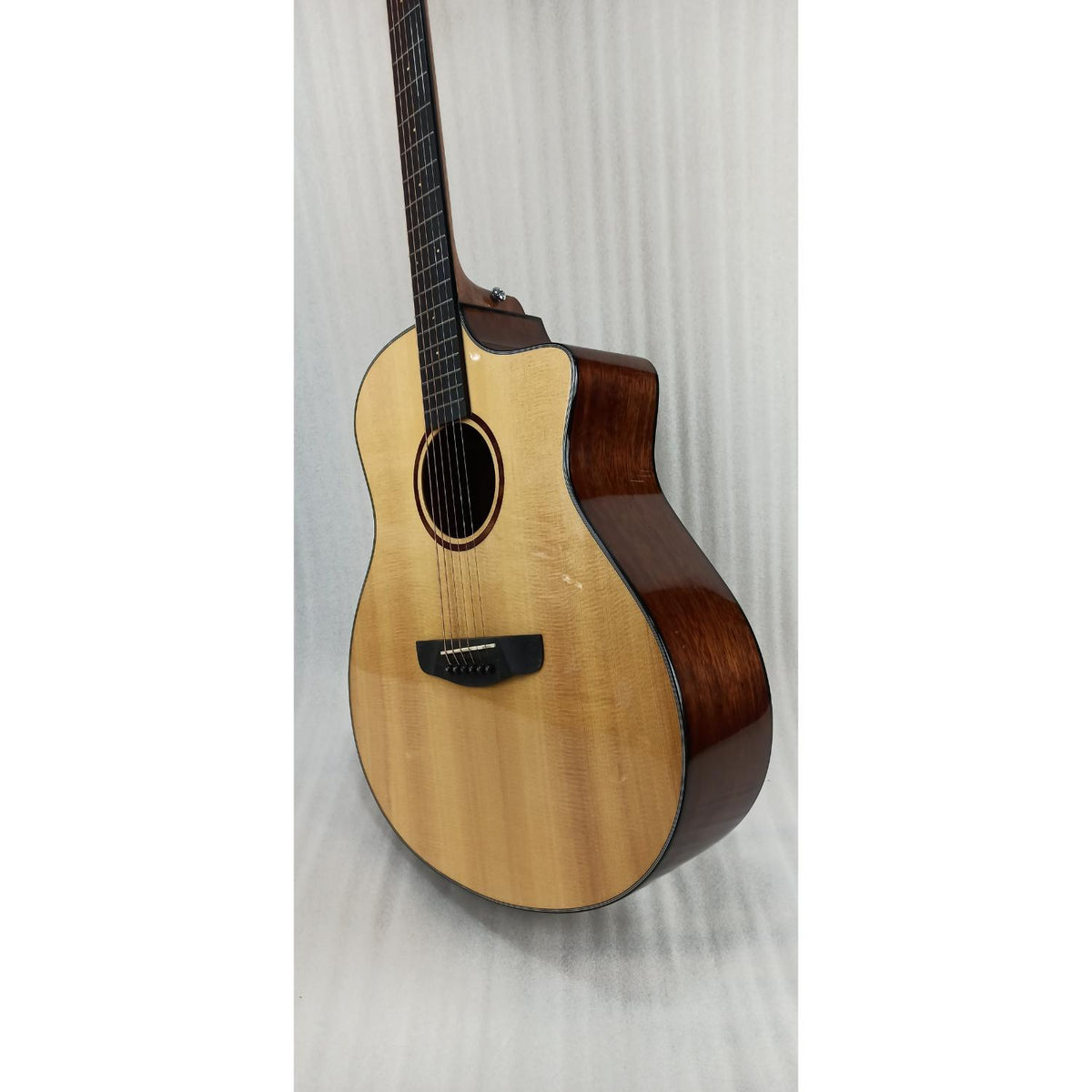 Vault Artisan Premium Acoustic Guitar with Solid Spruce Top and Solid Mahogany Back and Sides - Open Box