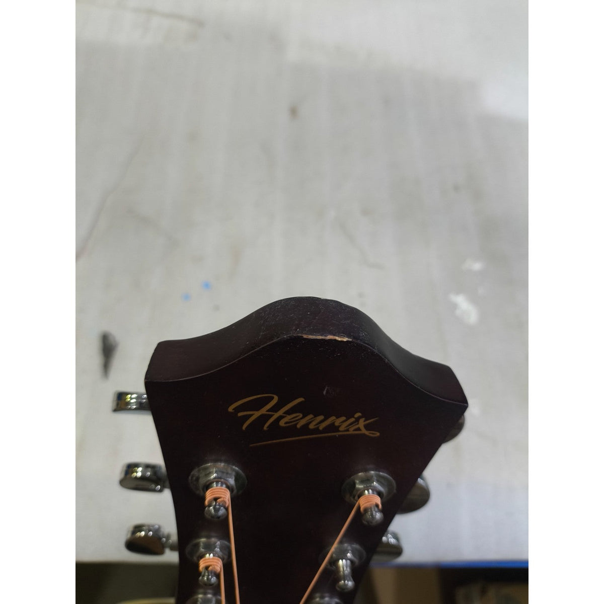 Henrix 40C 40-Inch Cutaway Acoustic Guitar with Dual Action Truss Rod, Gigbag, Picks, String Set, Strap, Cloth & Ebook - Open Box