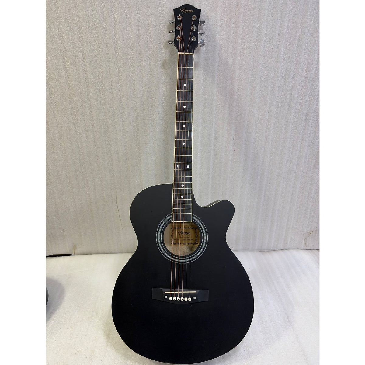 Henrix PRO 40C 40-Inch Cutaway Acoustic Guitar with Dual Action Truss Rod, Gigbag, Picks, String Set, Strap, Cloth & Ebook - Open Box